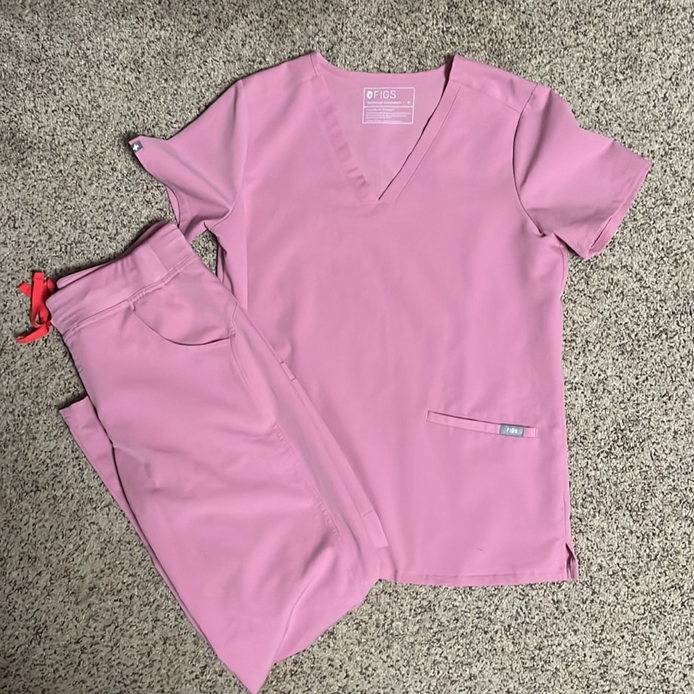 Figs Chalk Pink size small scrub set. Great condition!
